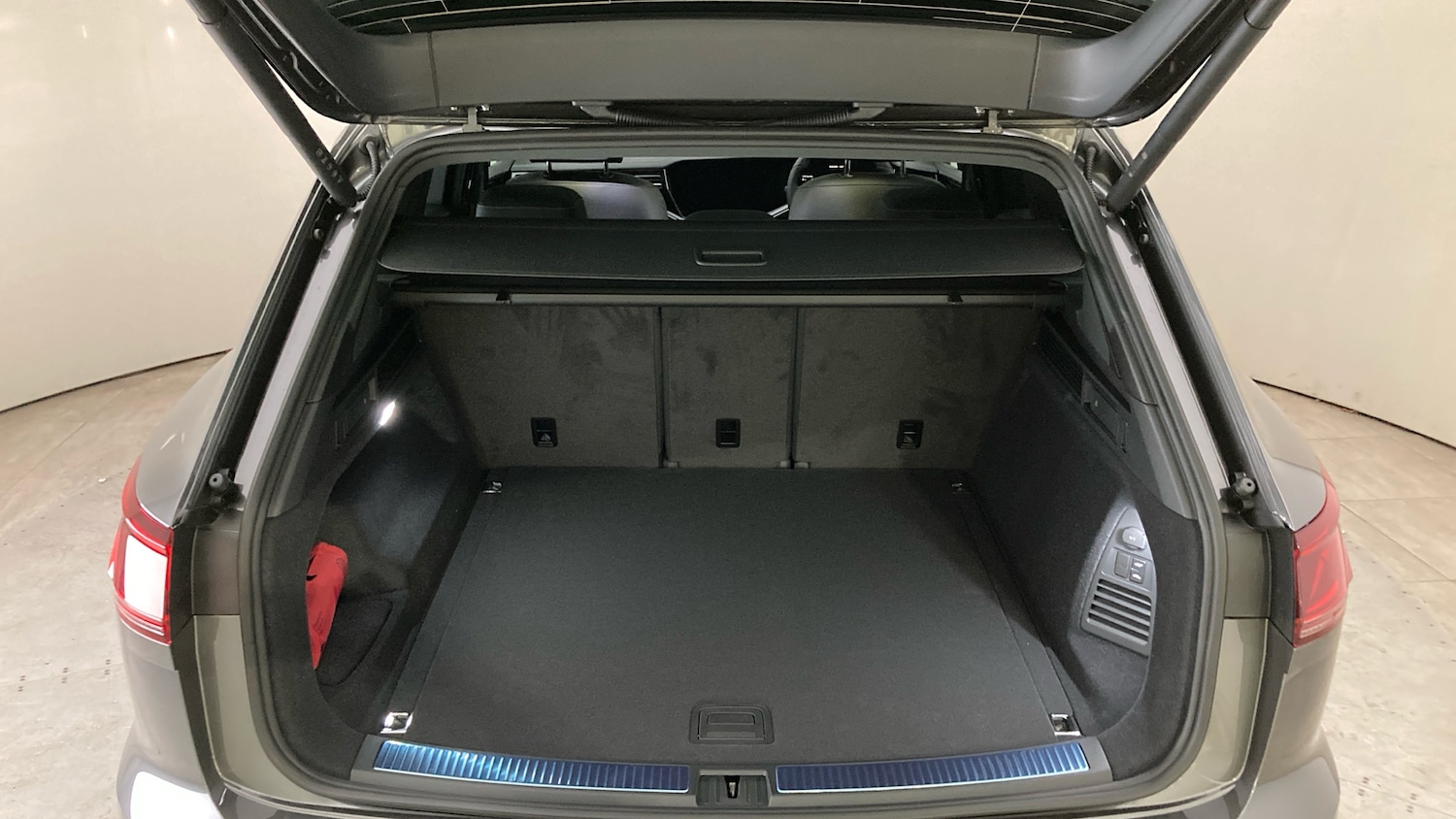 Used Volkswagen Touareg 2025 for sale - 77063845: Photo 20