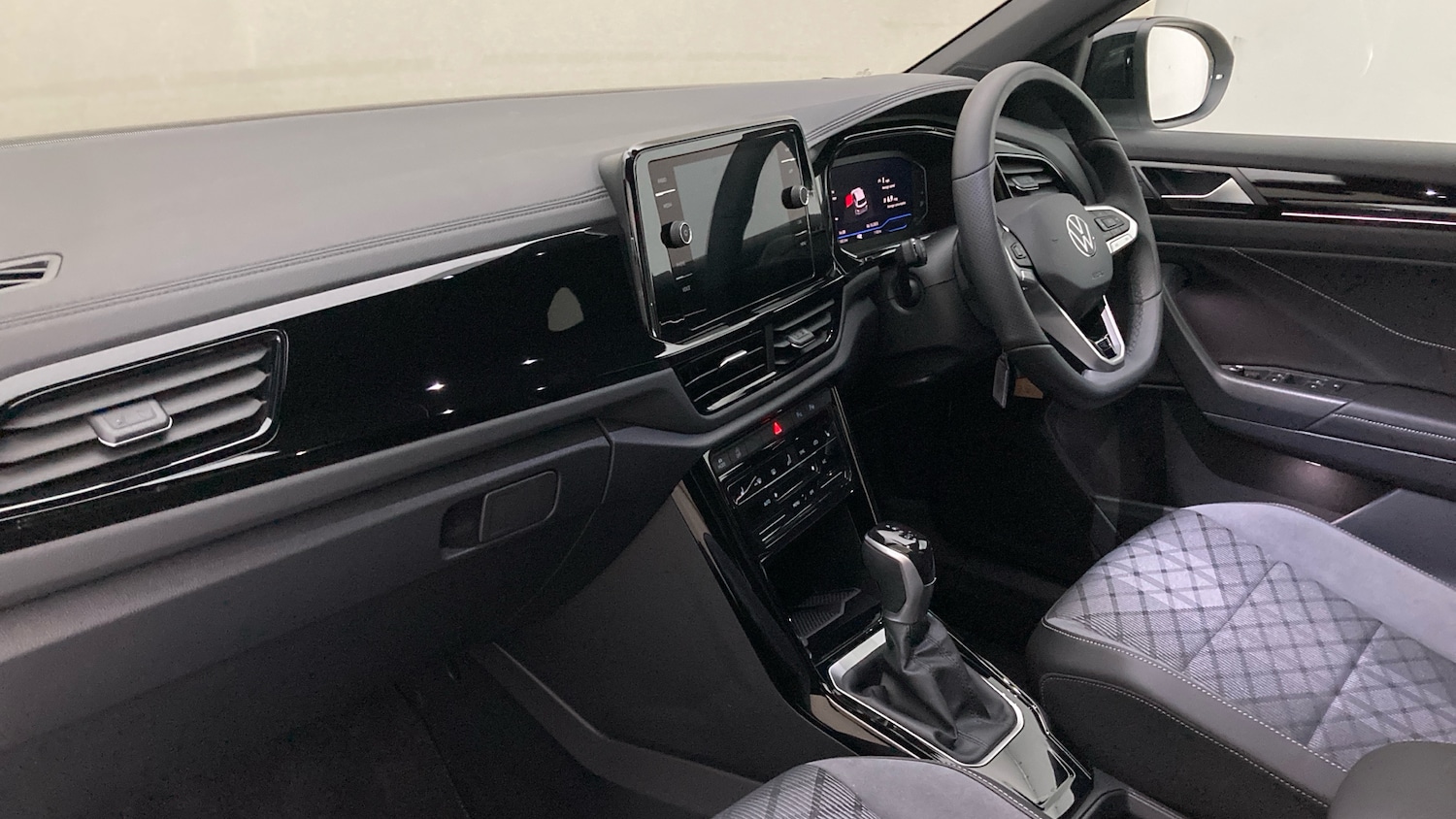 Used Volkswagen T-Roc 2025 for sale - 76263190: Photo 2