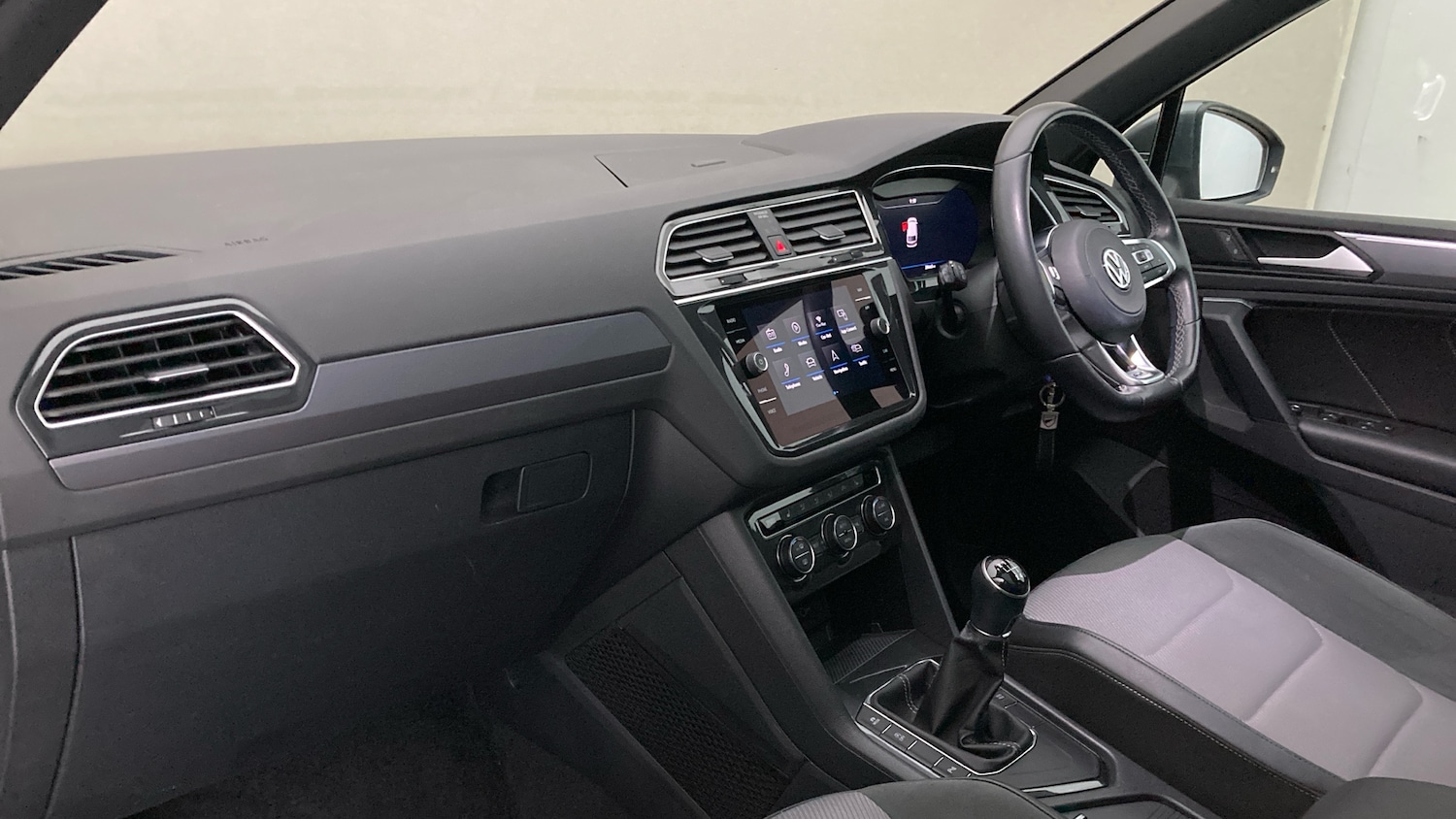 Used Volkswagen Tiguan 2018 for sale - 77026021: Photo 2