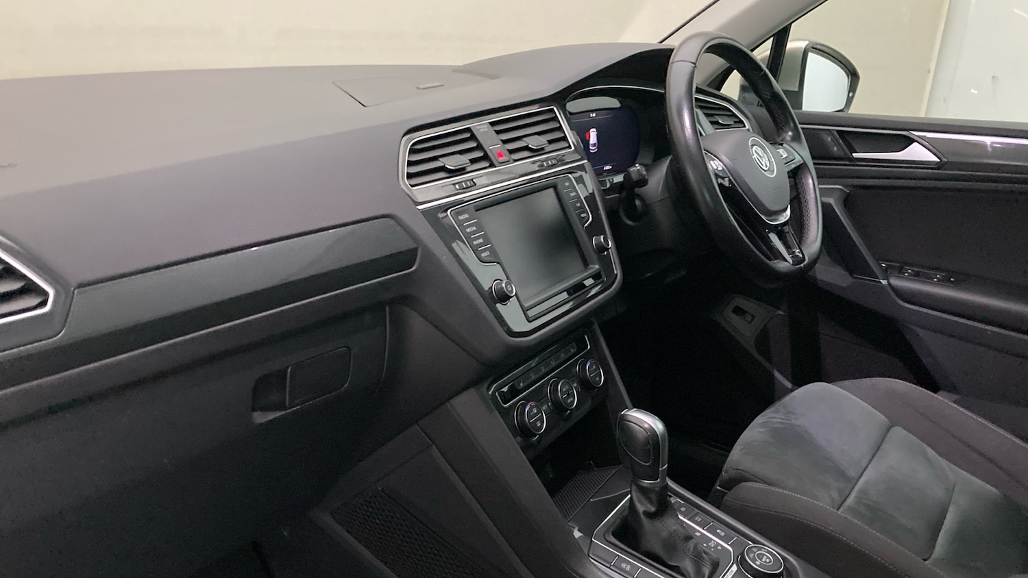 Used Volkswagen Tiguan 2016 for sale - 77605141: Photo 2