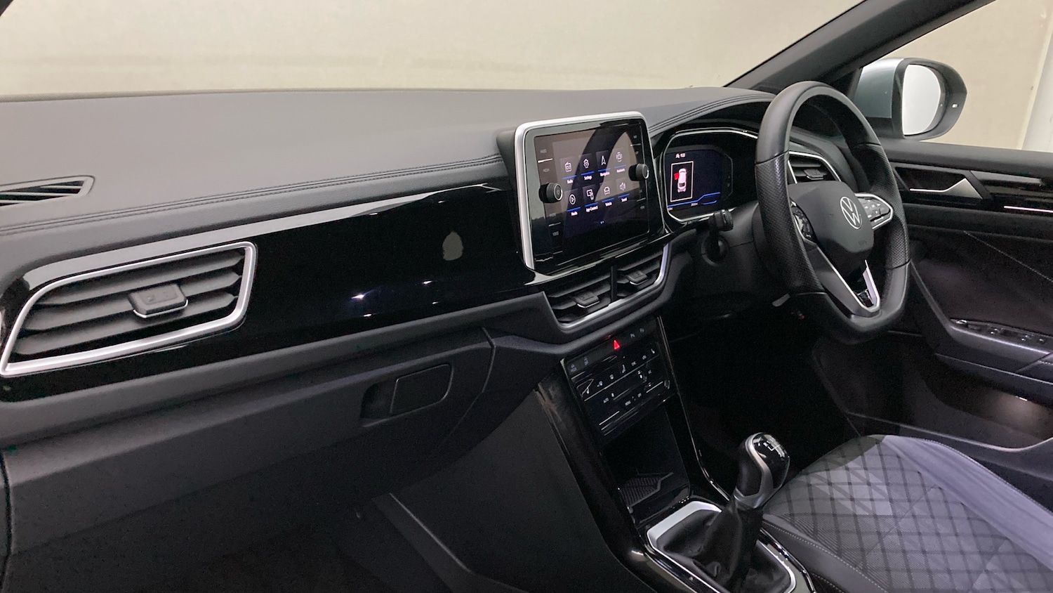 Used Volkswagen T-Roc 2023 for sale - 77653507: Photo 2