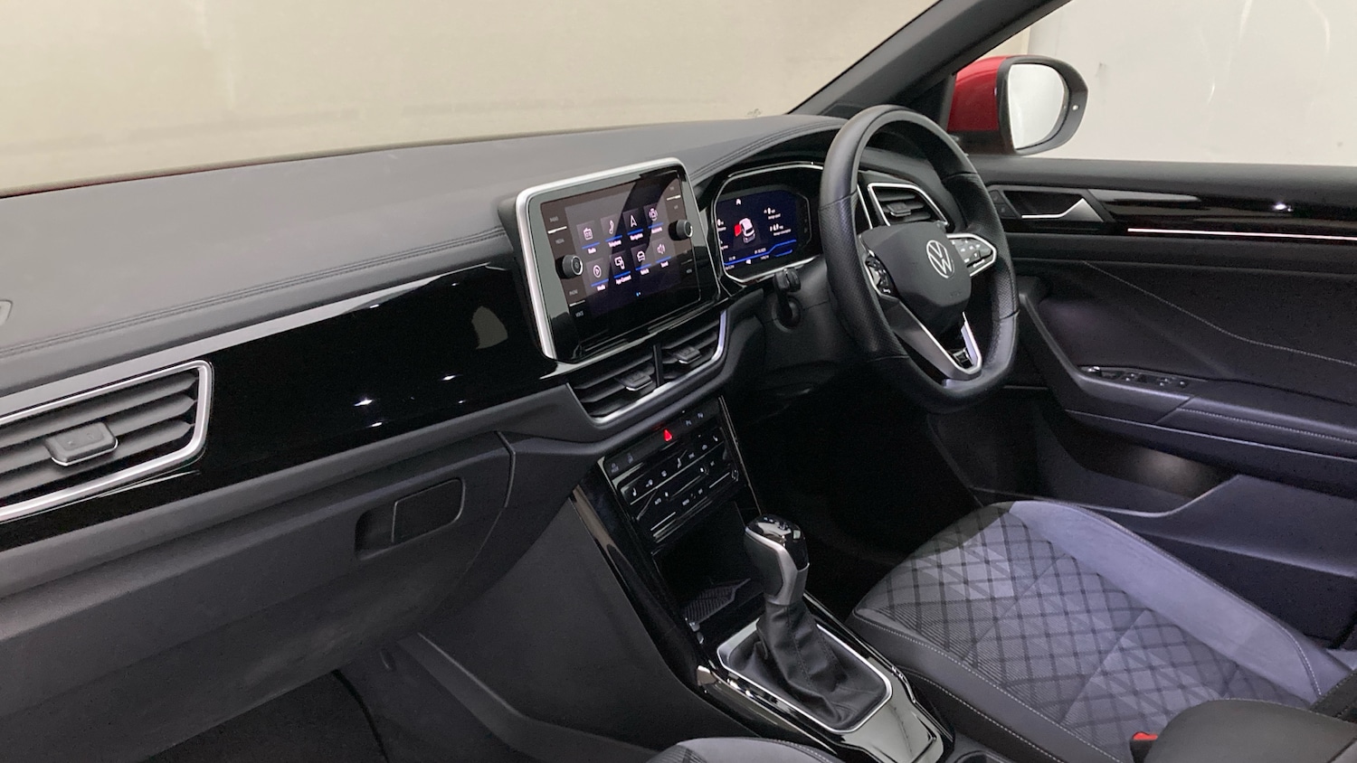 Used Volkswagen T-Roc 2023 for sale - 76127948: Photo 2