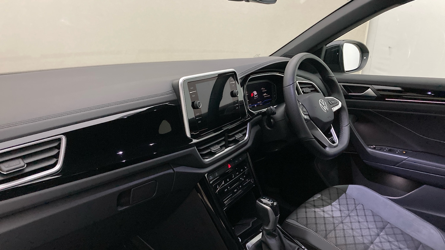 Used Volkswagen T-Roc 2025 for sale - 78149840: Photo 2