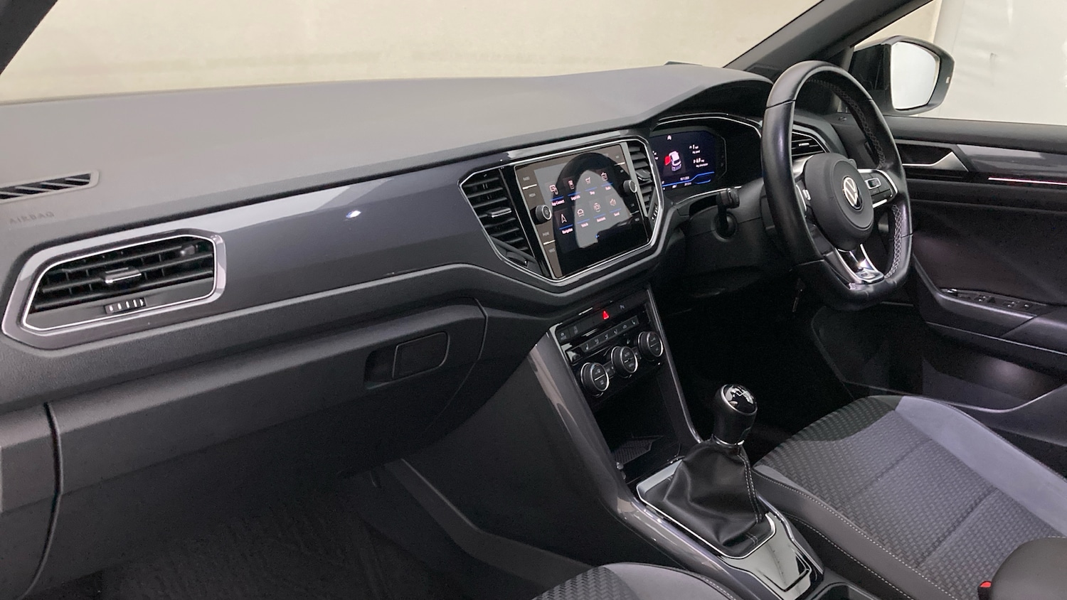 Used Volkswagen T-Roc 2021 for sale - 76637563: Photo 2