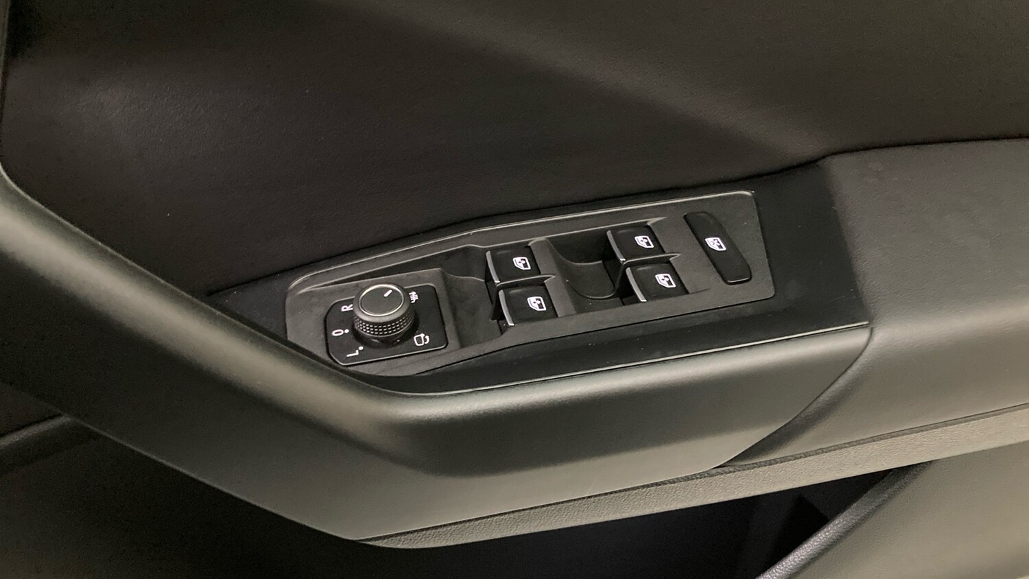 Used Volkswagen T-Roc 2021 for sale - 76637563: Photo 32