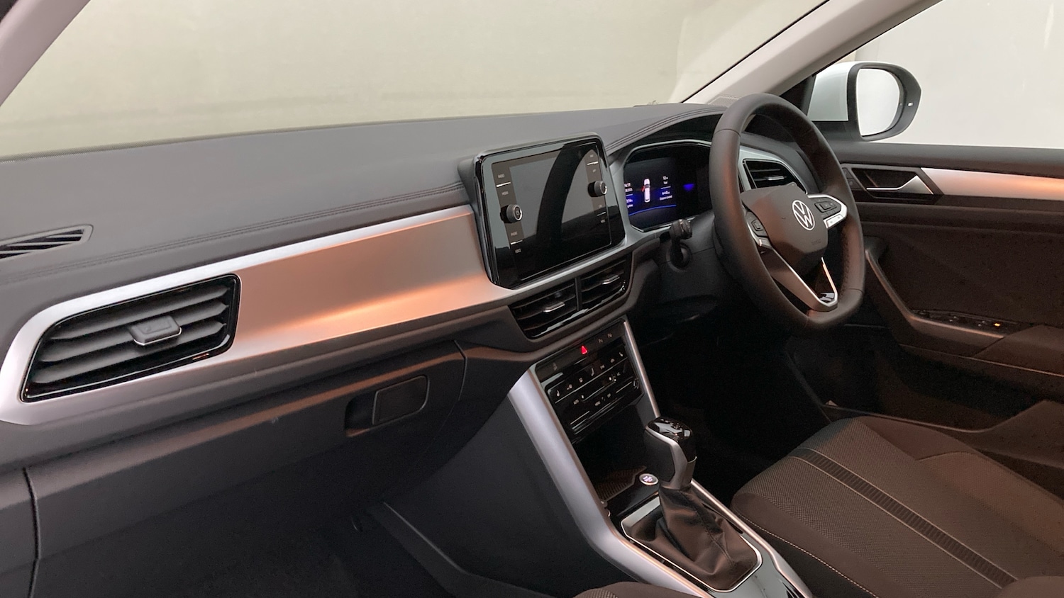 Used Volkswagen T-Roc 2025 for sale - 76602175: Photo 2