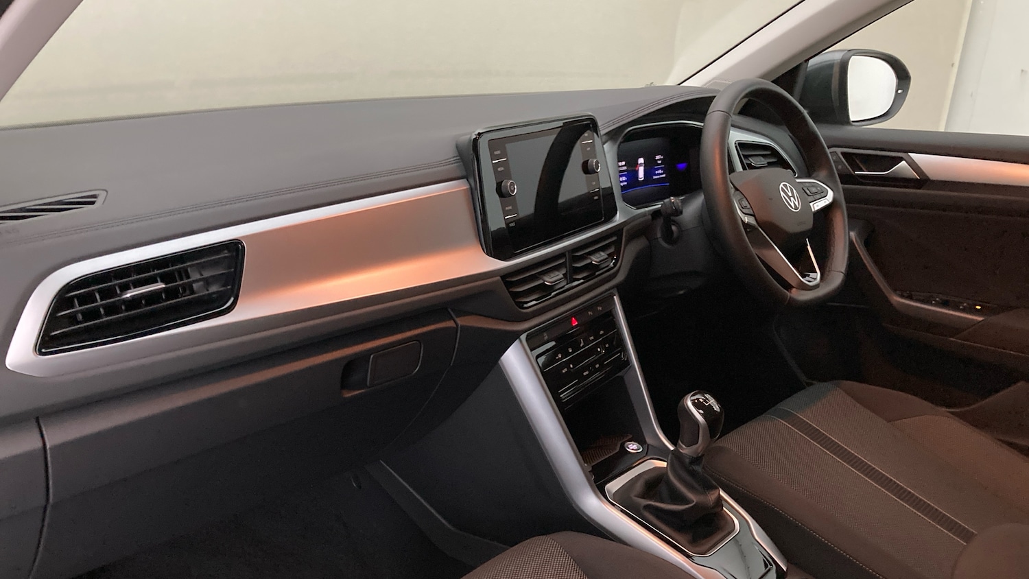 Used Volkswagen T-Roc 2025 for sale - 76921176: Photo 2