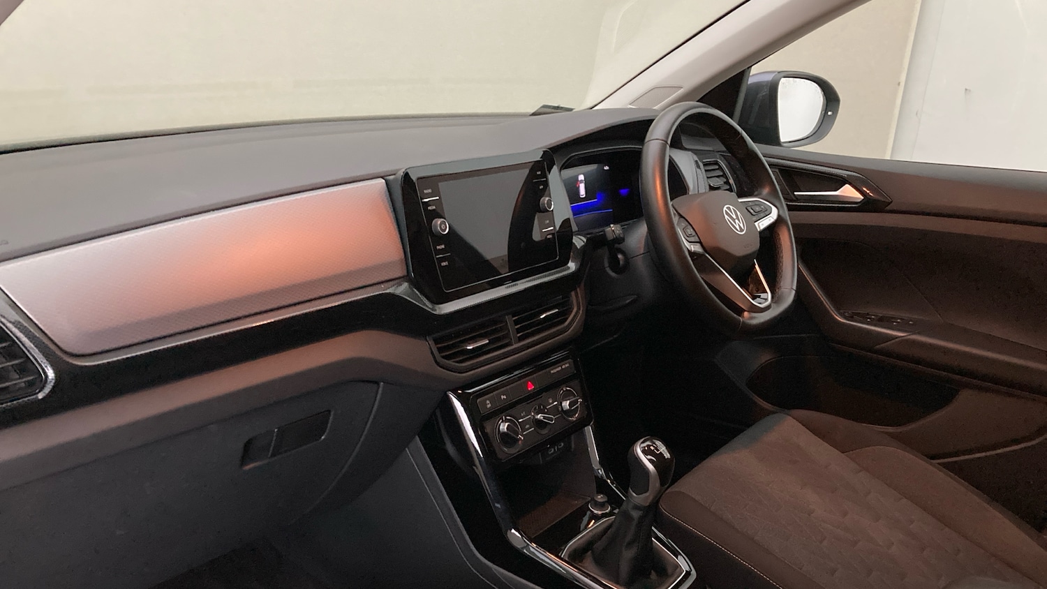 Used Volkswagen T-Cross 2024 for sale - 76882309: Photo 2