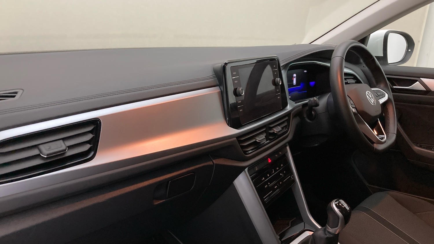 Used Volkswagen T-Roc 2023 for sale - 77652940: Photo 2