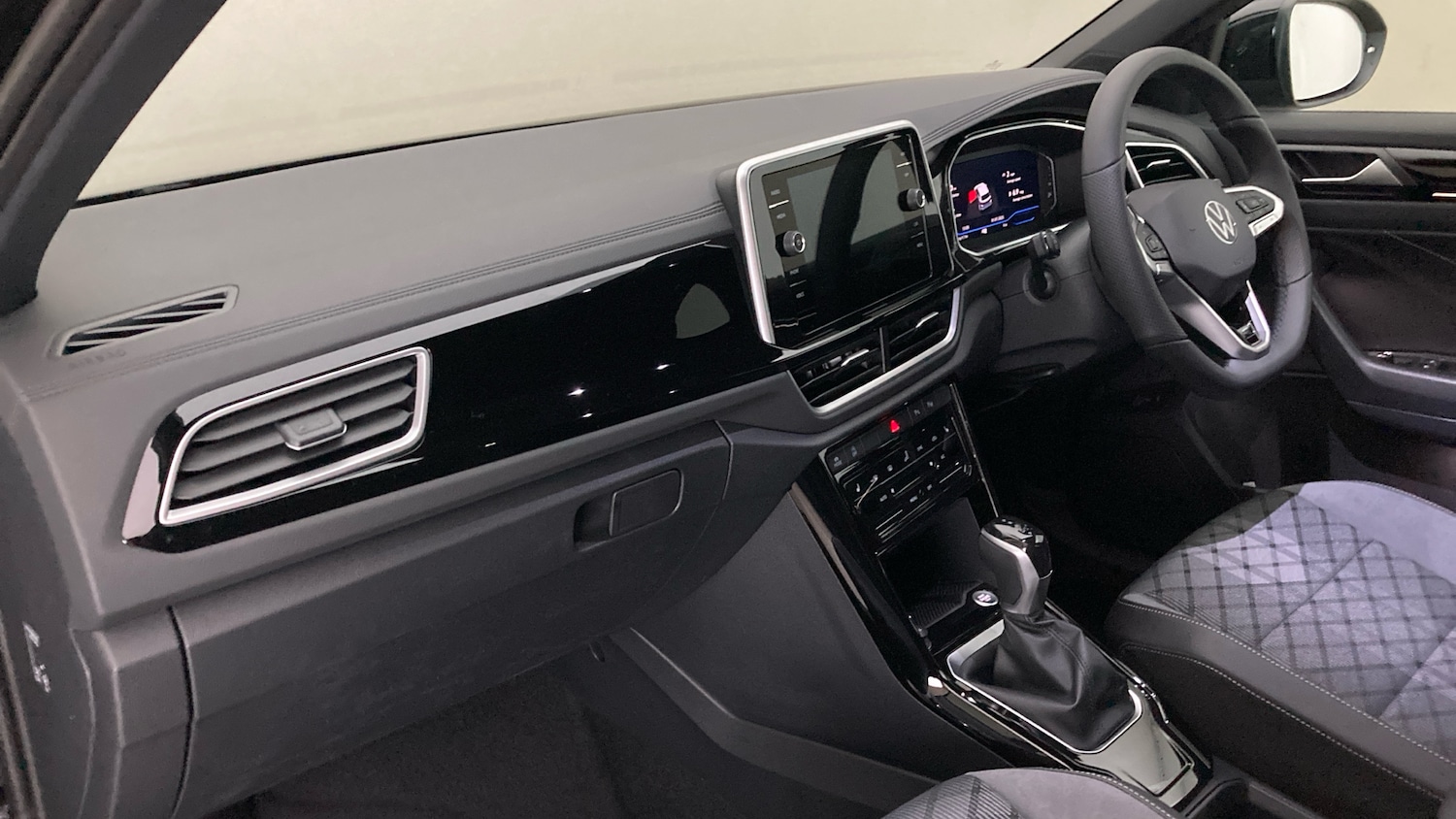 Used Volkswagen T-Roc 2025 for sale - 76063681: Photo 2