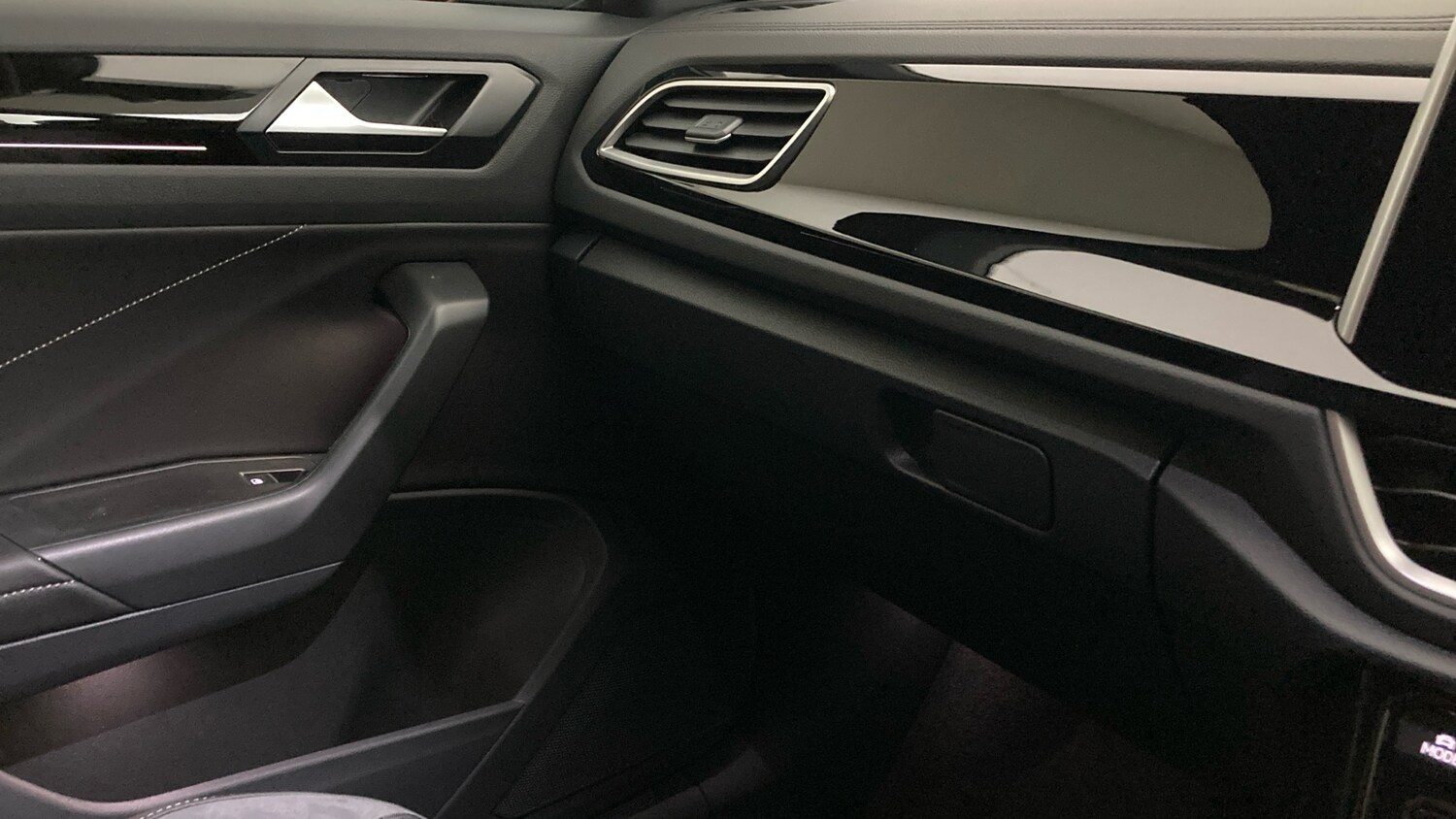 Used Volkswagen T-Roc 2025 for sale - 76063681: Photo 34