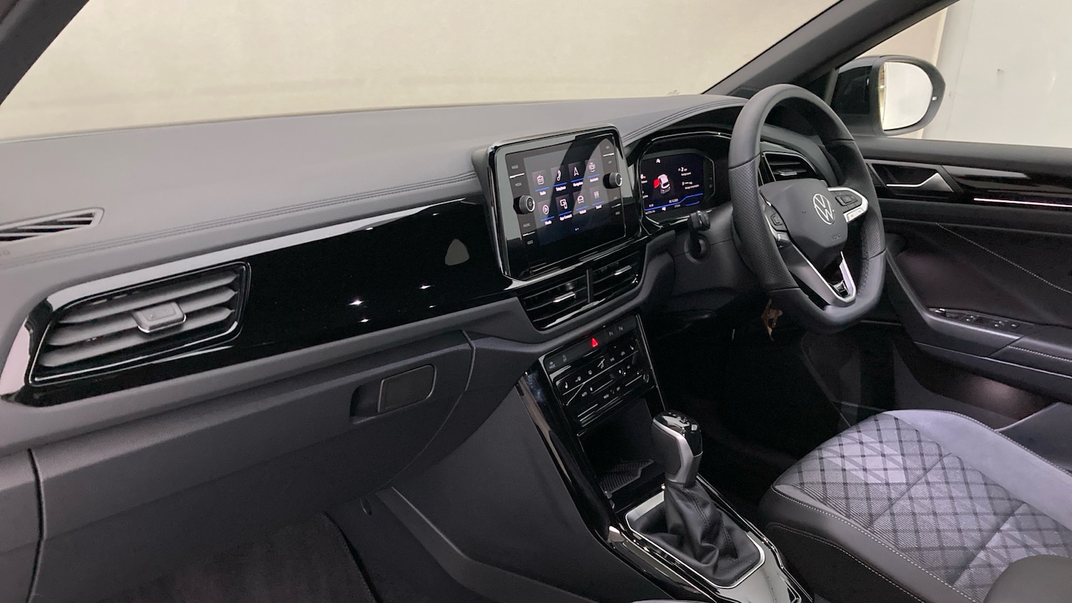 Used Volkswagen T-Roc 2025 for sale - 76884746: Photo 2