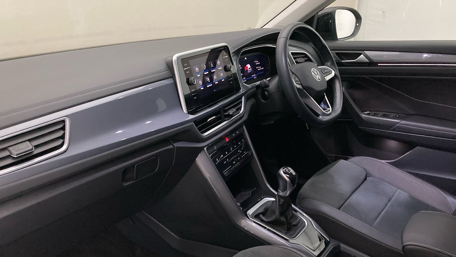 Used Volkswagen T-Roc 2023 for sale - 76879236: Photo 2