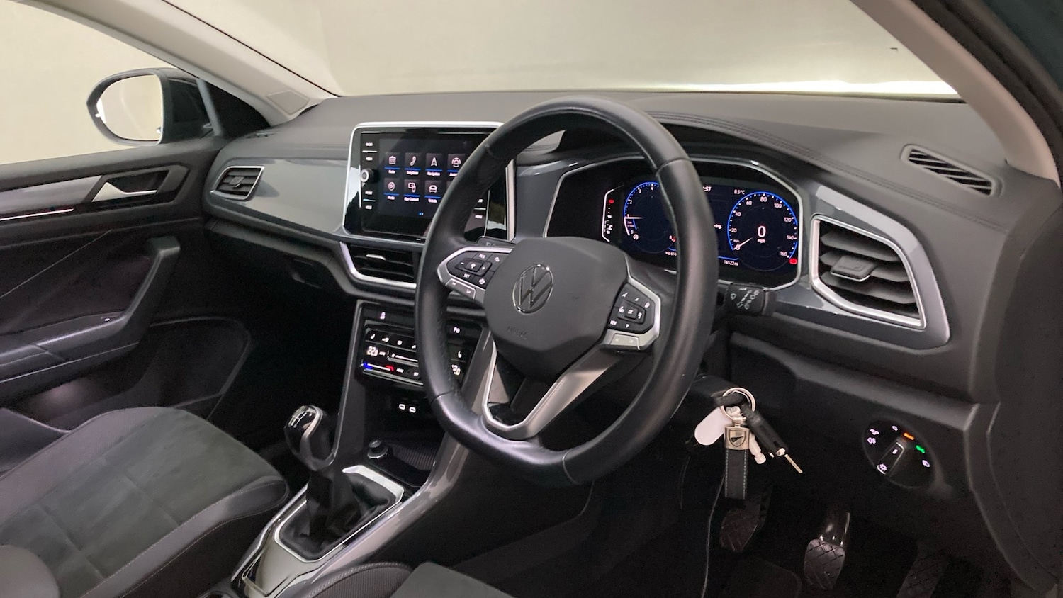 Used Volkswagen T-Roc 2023 for sale - 76879236: Photo 6