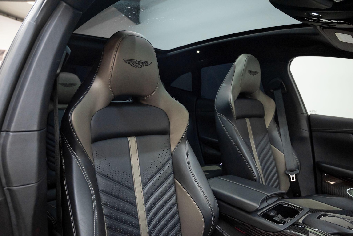 Used Aston Martin DBX for sale - 77510020: Photo 3