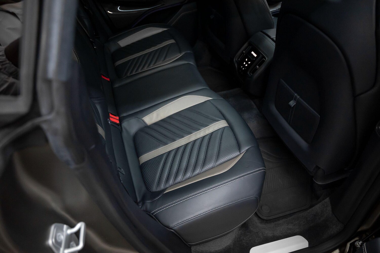 Used Aston Martin DBX for sale - 77510020: Photo 30