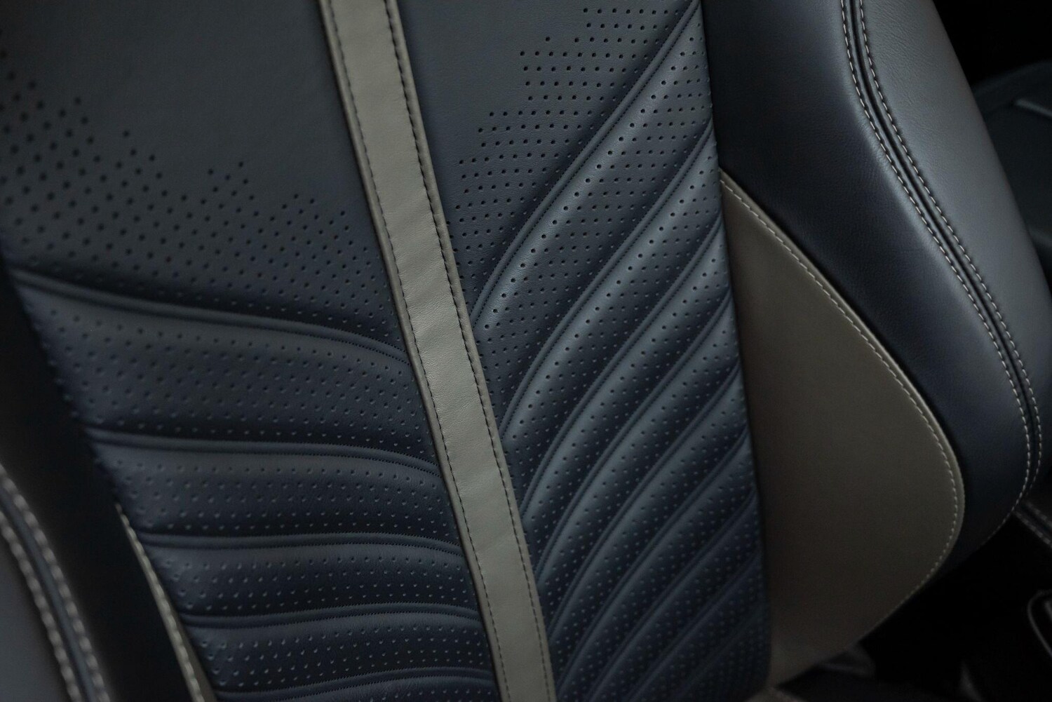 Used Aston Martin DBX for sale - 77510020: Photo 83