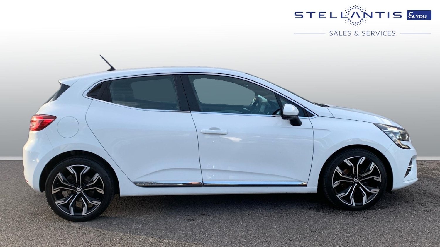 Used Renault Clio 2021 for sale - 76586428: Photo 2