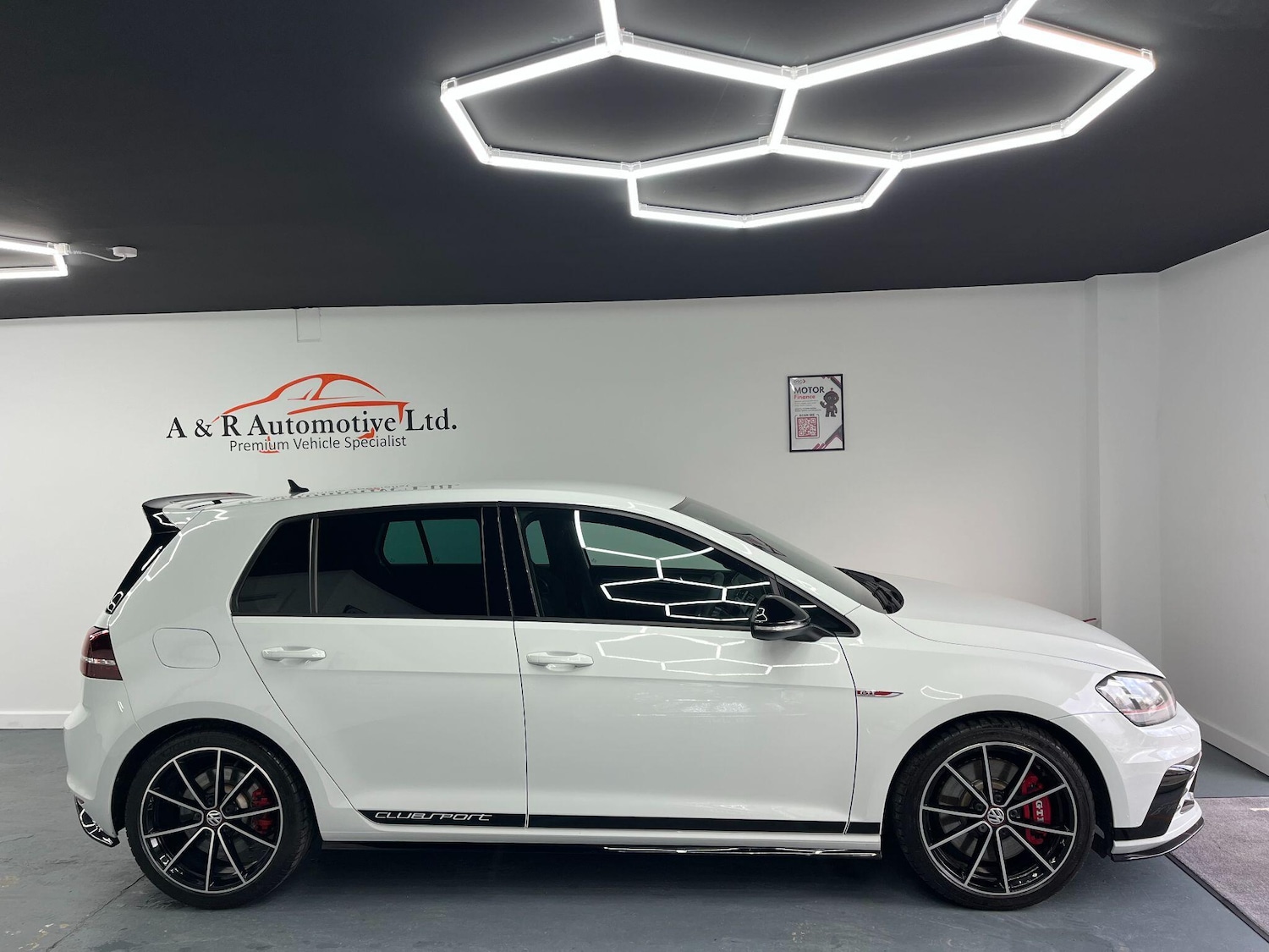 Used Volkswagen Golf 2017 for sale - 77696123: Photo 2