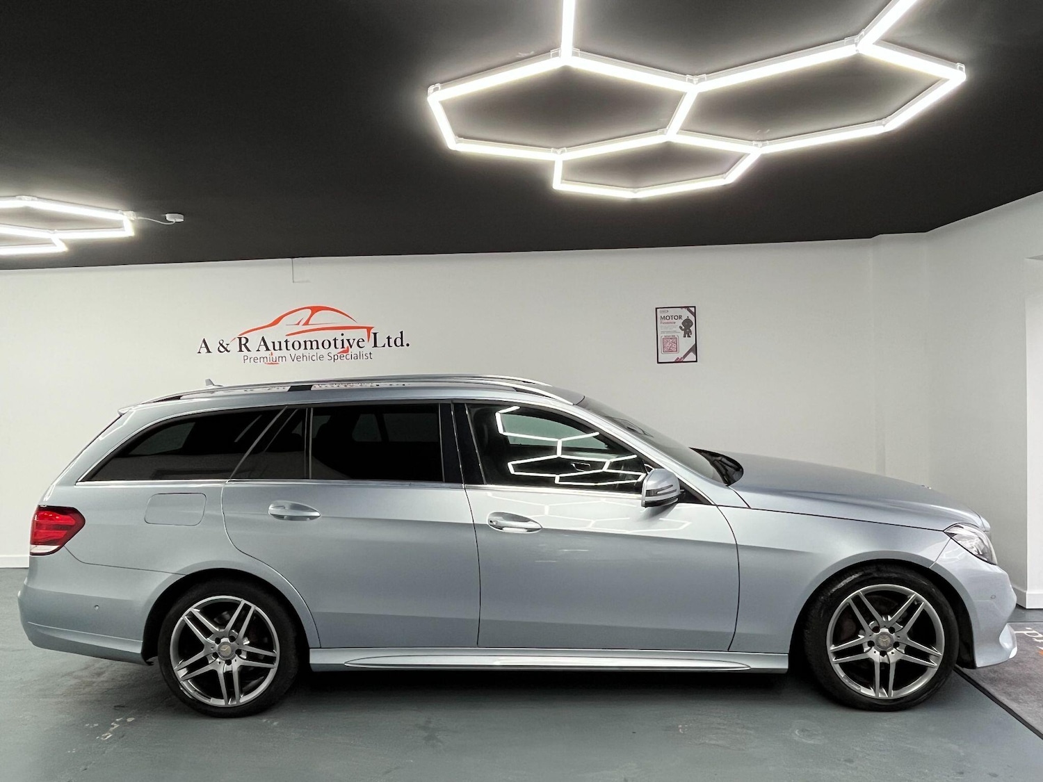 Used Mercedes-Benz E Class 2015 for sale - 77387531: Photo 2