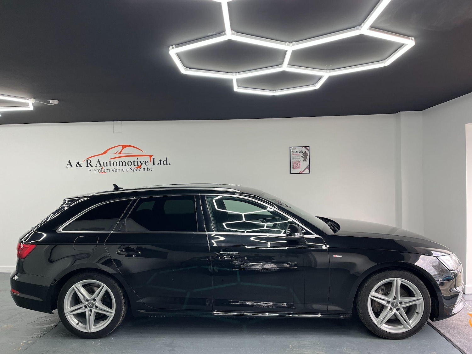 Used Audi A4 2017 for sale - 77440377: Photo 2