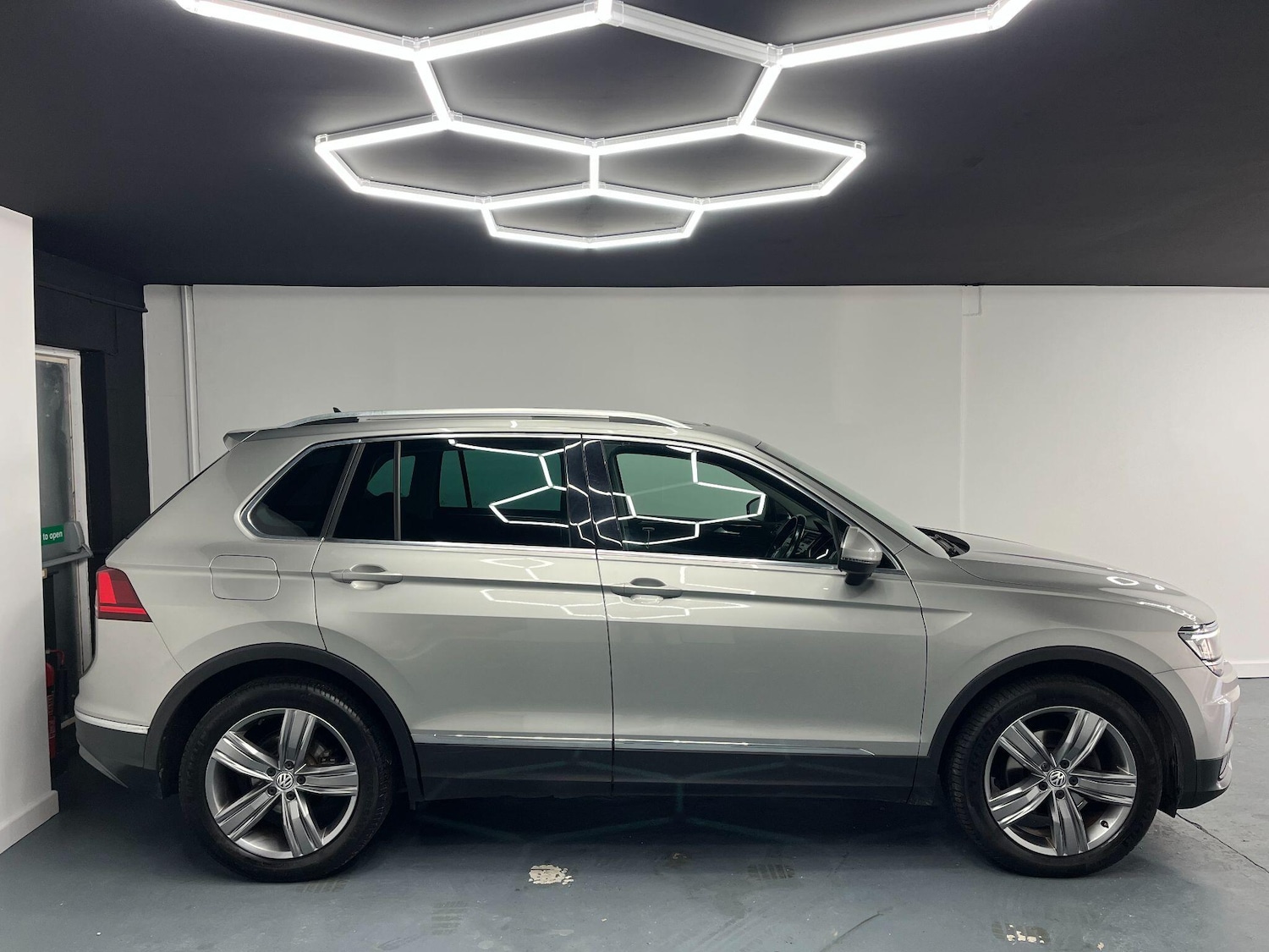 Used Volkswagen Tiguan 2017 for sale - 77108793: Photo 2