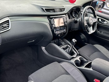 Used Nissan Qashqai 2017 for sale - 76263947: Photo 2