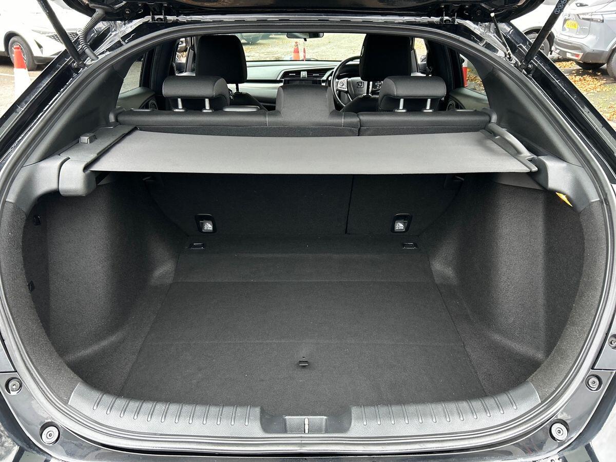 Used Honda Civic 2018 for sale - 76476128: Photo 20