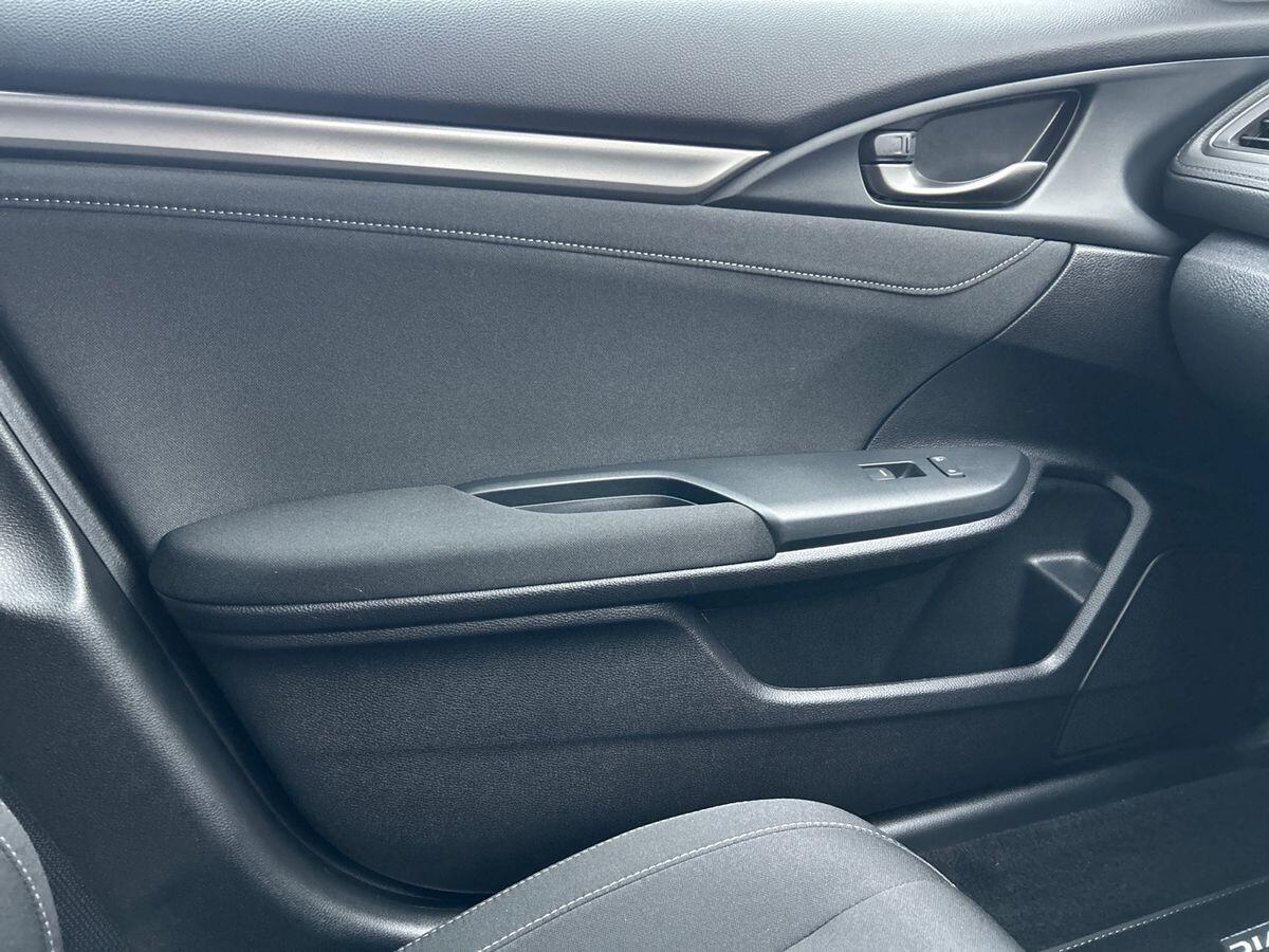 Used Honda Civic 2018 for sale - 76476128: Photo 32