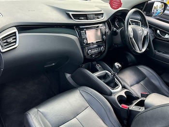 Used Nissan Qashqai 2017 for sale - 76300080: Photo 2