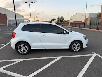 Used Volkswagen Polo 2016 for sale - 74957572: Photo