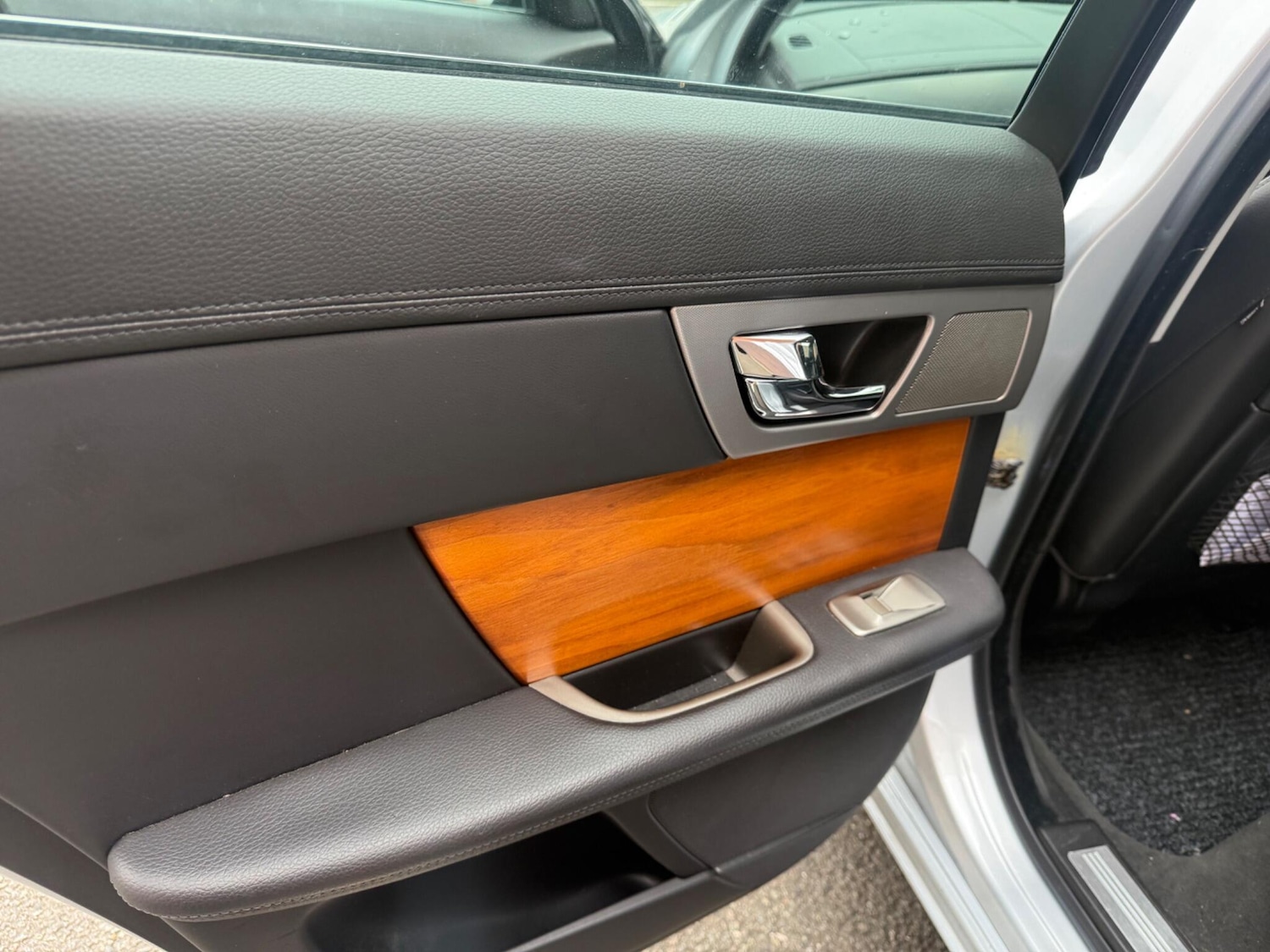 Used Jaguar XF 2011 for sale - 78047859: Photo 35