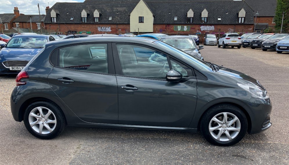 Used Peugeot 208 2017 for sale - 76312429: Photo 2