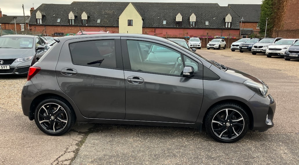 Used Toyota Yaris 2015 for sale - 76649837: Photo 2