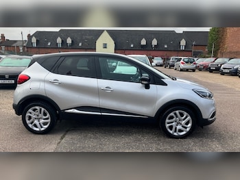 Used Renault Captur 2017 for sale - 76198146: Photo 2