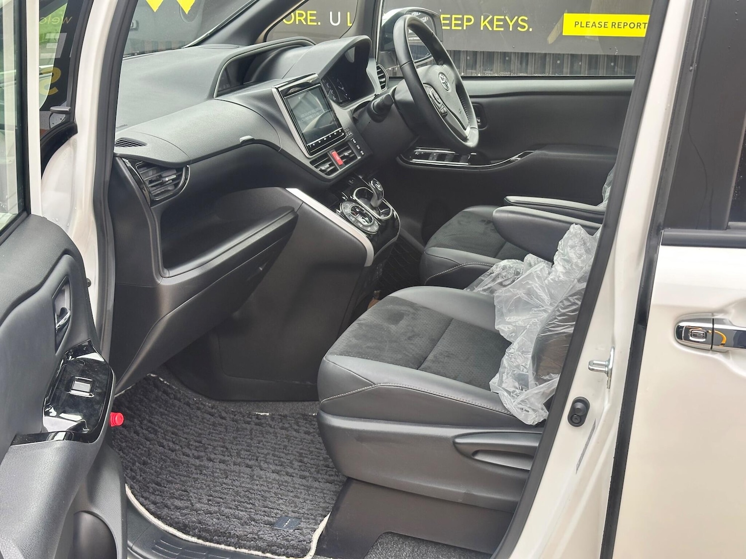 Used Toyota Voxy for sale - 78136096: Photo 24