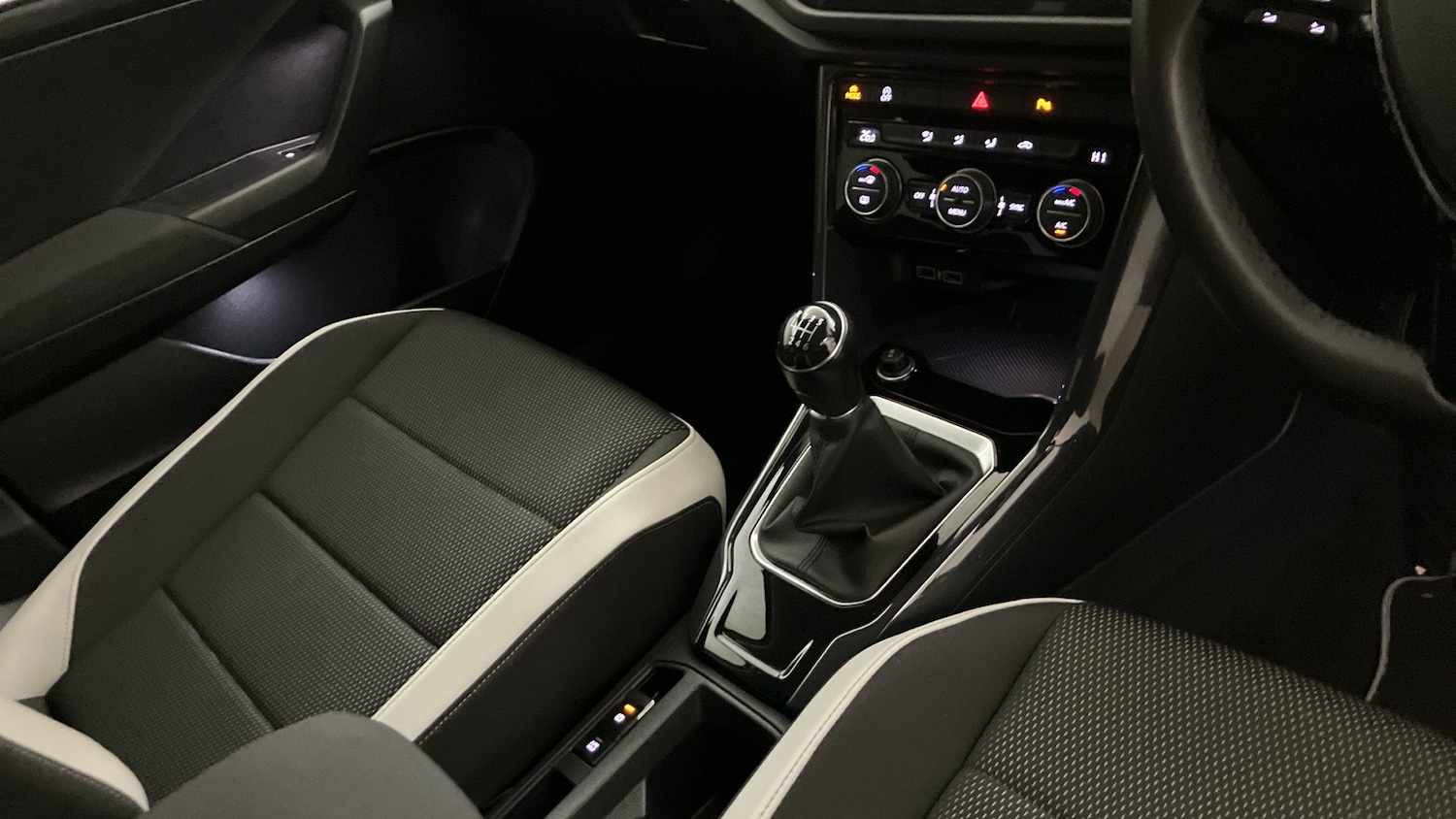 Used Volkswagen T-Roc 2018 for sale - 76862227: Photo 14