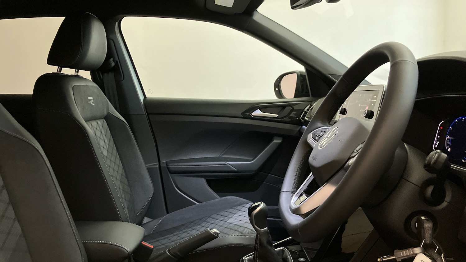 Used Volkswagen T-Cross 2025 for sale - 76968759: Photo 15