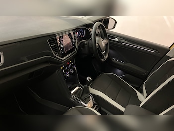 Used Volkswagen T-Roc 2018 for sale - 76354907: Photo