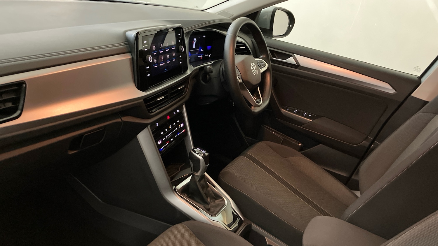 Used Volkswagen T-Roc 2023 for sale - 77353553: Photo 2