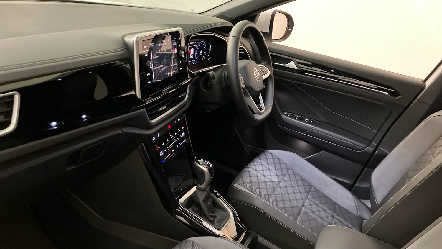 Used Volkswagen T-Roc 2024 for sale - 76891590: Photo 2