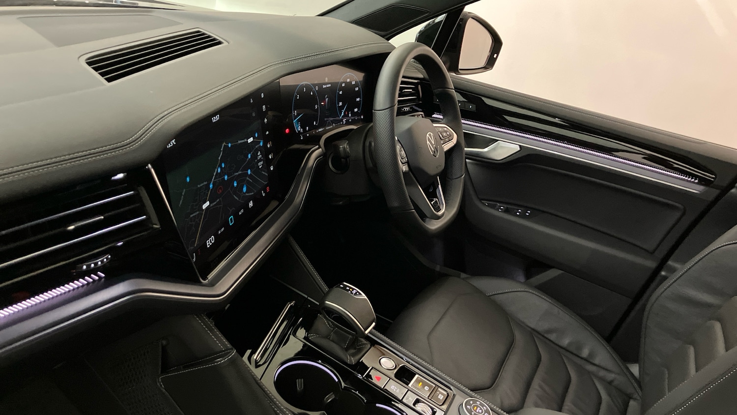 Used Volkswagen Touareg 2025 for sale - 77641217: Photo 2