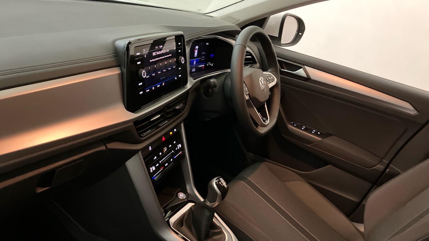 Used Volkswagen T-Roc 2025 for sale - 77085157: Photo 2