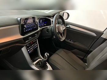 Used Volkswagen T-Roc 2024 for sale - 78015140: Photo