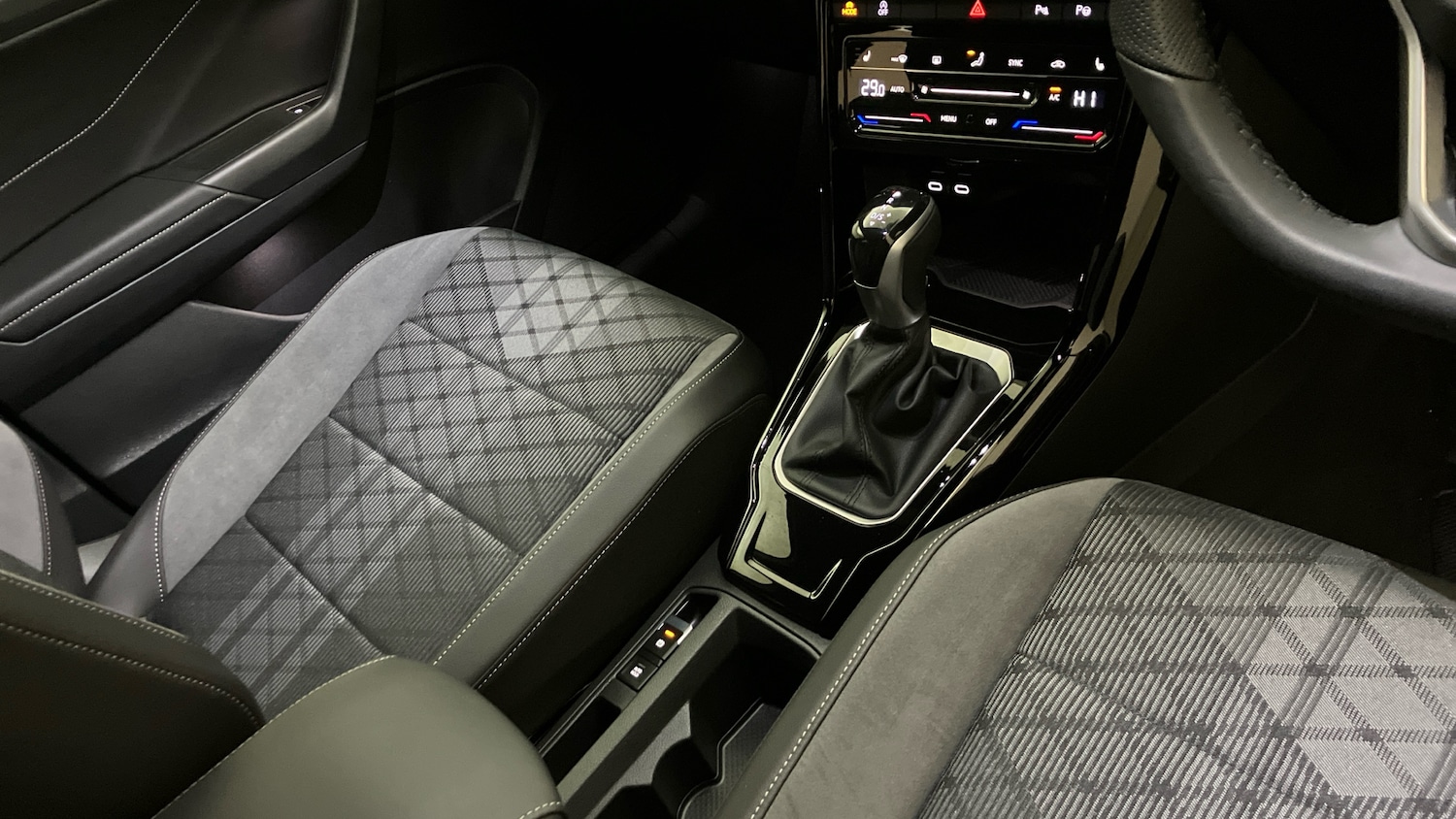 Used Volkswagen T-Roc 2025 for sale - 76945757: Photo 14