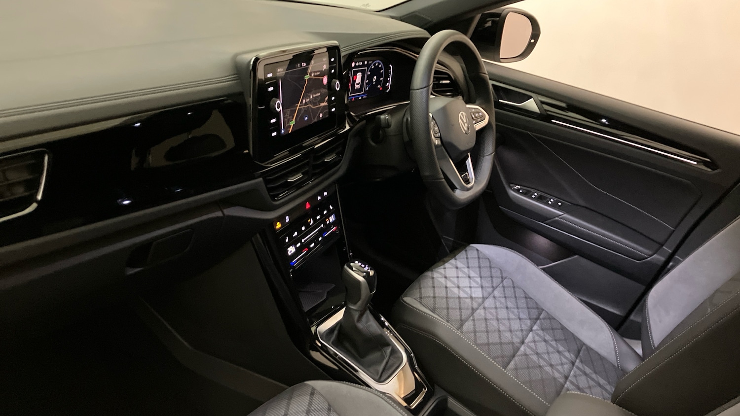 Used Volkswagen T-Roc 2025 for sale - 76945757: Photo 2