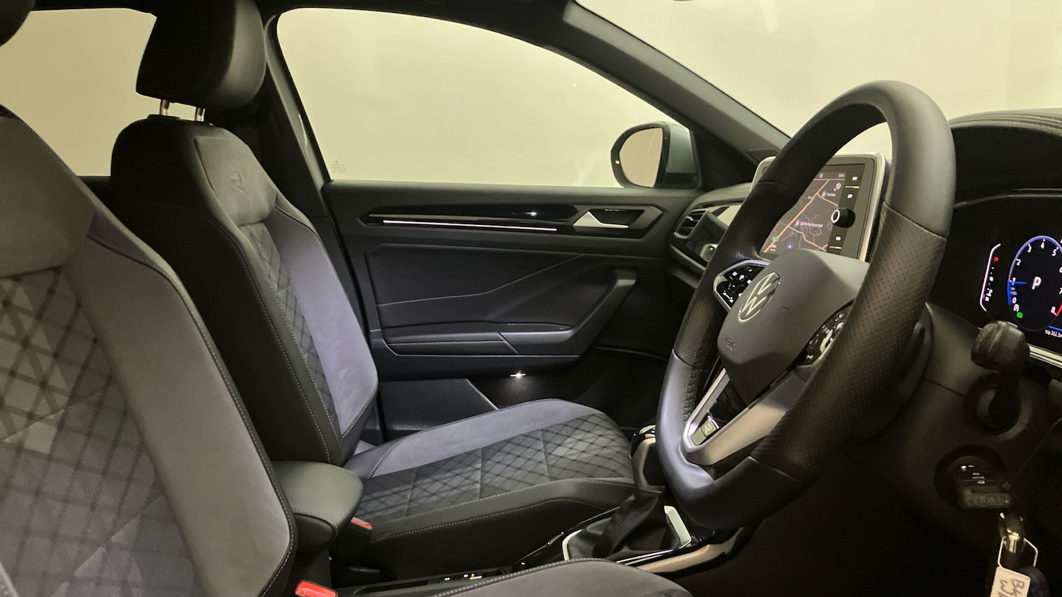 Used Volkswagen T-Roc 2023 for sale - 76329879: Photo 15