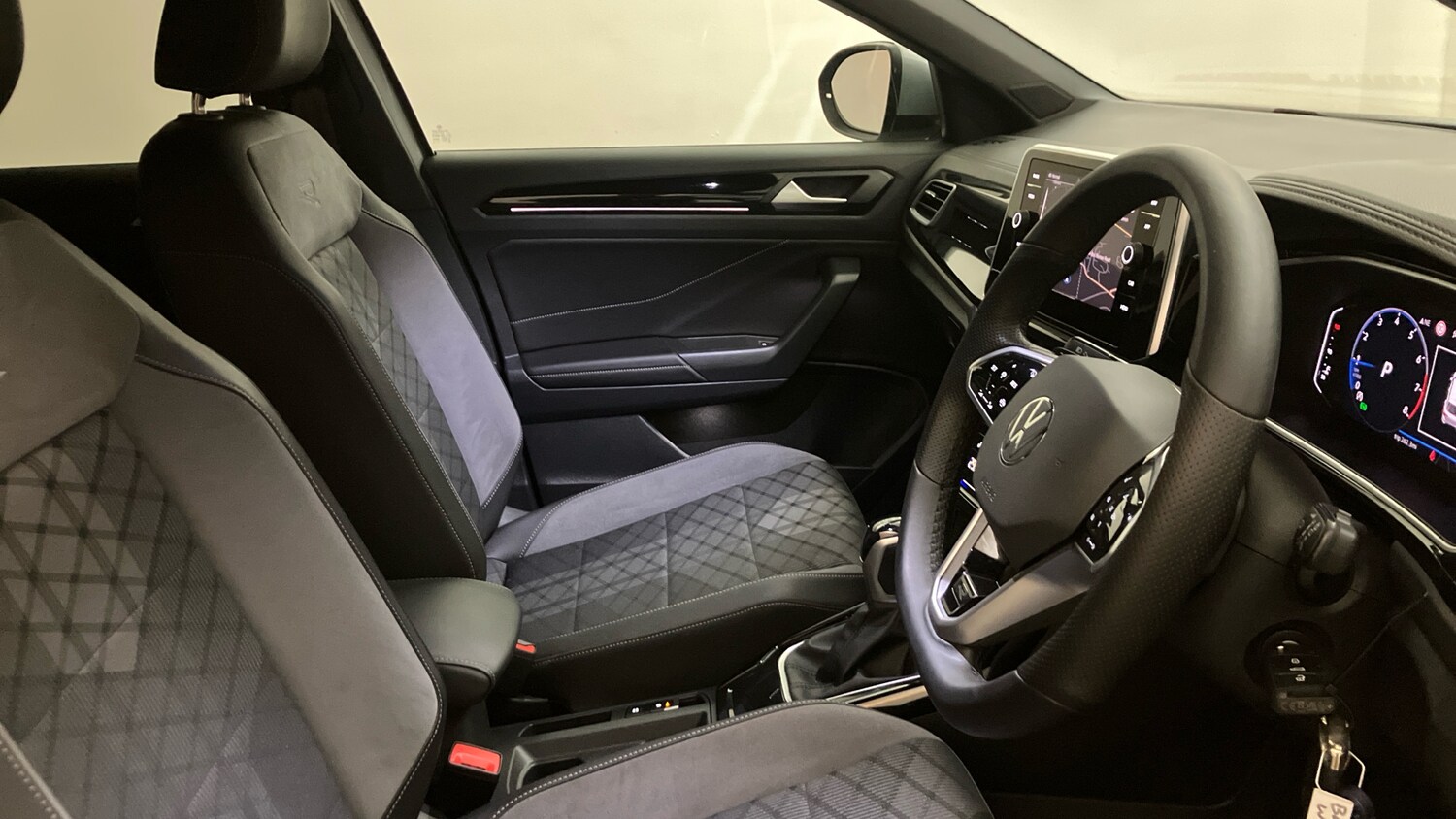 Used Volkswagen T-Roc 2023 for sale - 76329879: Photo 26