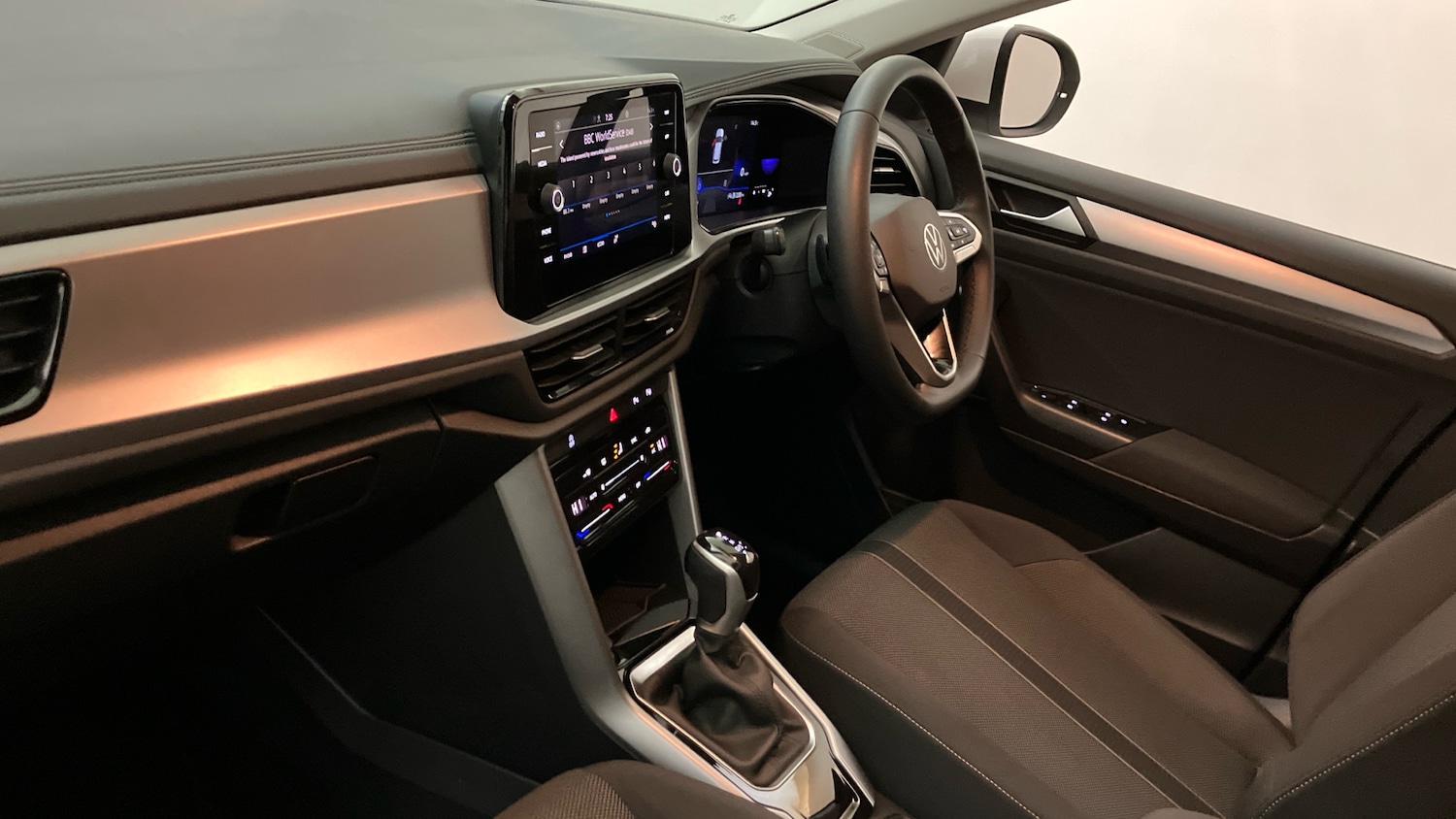 Used Volkswagen T-Roc 2023 for sale - 76101262: Photo 2