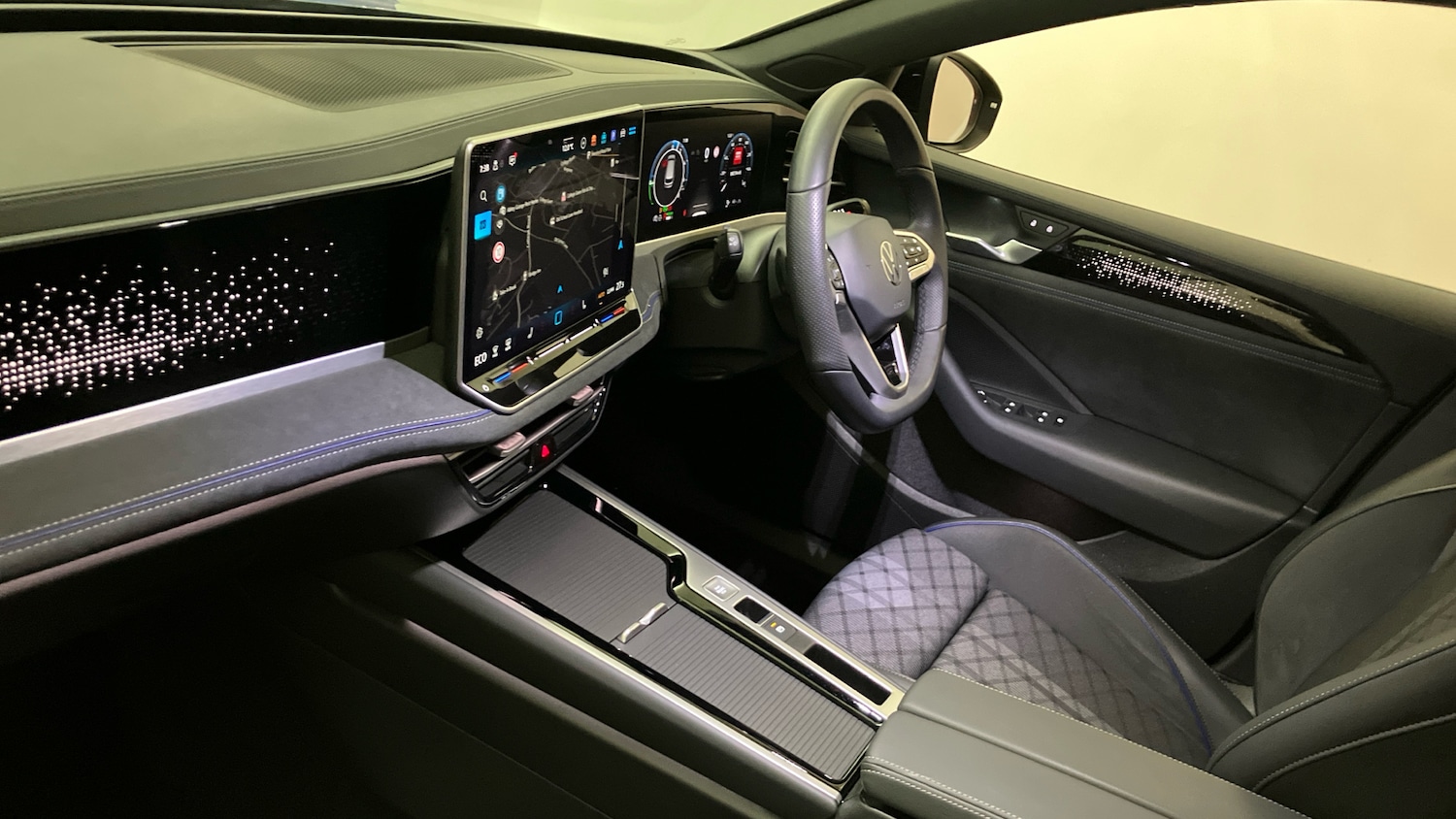 Used Volkswagen Passat 2025 for sale - 76696877: Photo 2